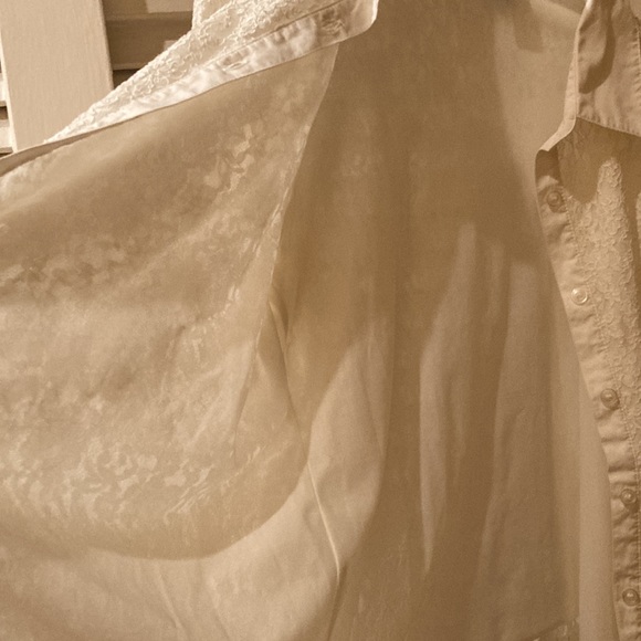 White/cream lace blouse with entire body lined and sleeves are not lined. - Picture 6 of 7